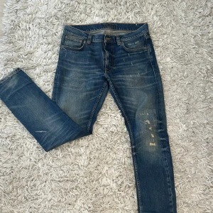Nudie jeans yesterday - SJUKT SNYGGA!! nudie jeans perfekta för sommaren! Slim passform lean dean modell med slitningar på både fram och baksida + RIKTIGT snygg tvätt. Köpta i butik för 1800kr! Inga defekter, använda men i väldigt bra skick 9/10. Om du har några frågor är det bara höra av sig!!p🏝️🏝️🏝️🏝️☀️☀️☀️☀️