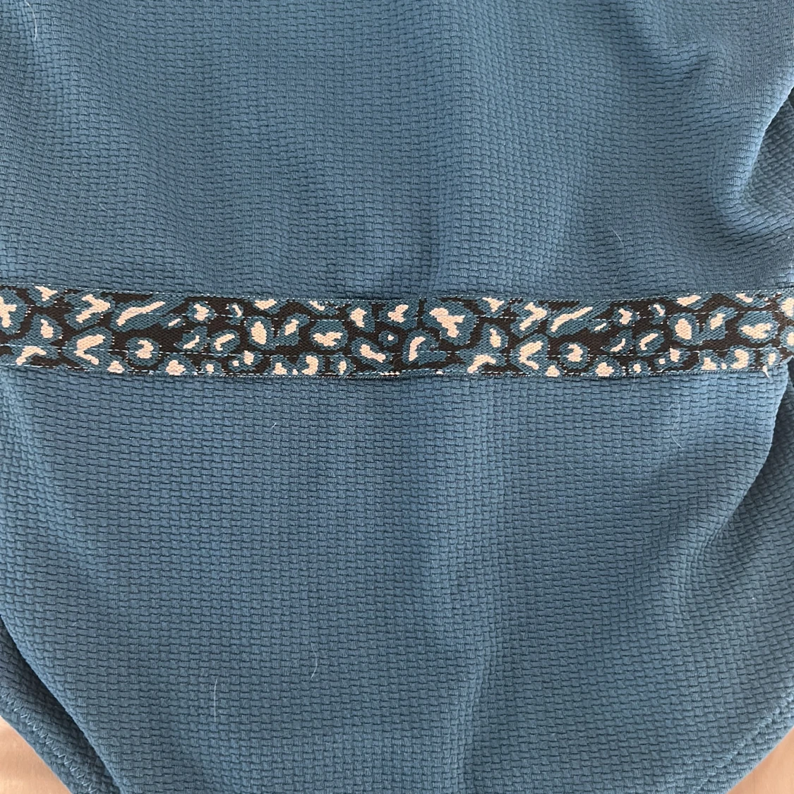 Blå baddräkt med volangkant och leoparddetalj - 1