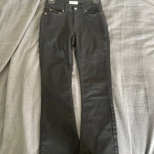 Svarta bootcut jeans - Svarta snygga jeansbyxor, klassiska bootcut jeans. Jeansen är från gina tricot och är aldrig använda då de inte passar. De passar bra ihop med många olika toppar!💗