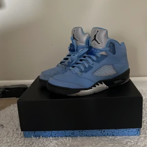Nike Air Jordan 5 UNC - Säljer ett par Nike Air Jordan 5 UNC i ljusblå mocka med svarta och silvriga detaljer. Knappt använda 