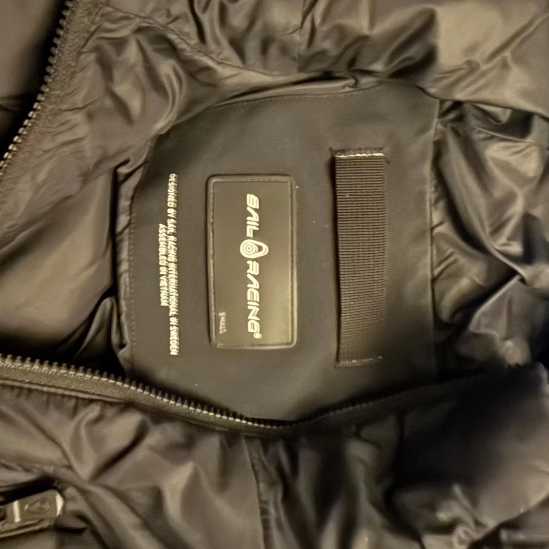 Svart jacka med huva från Sail Racing - 2