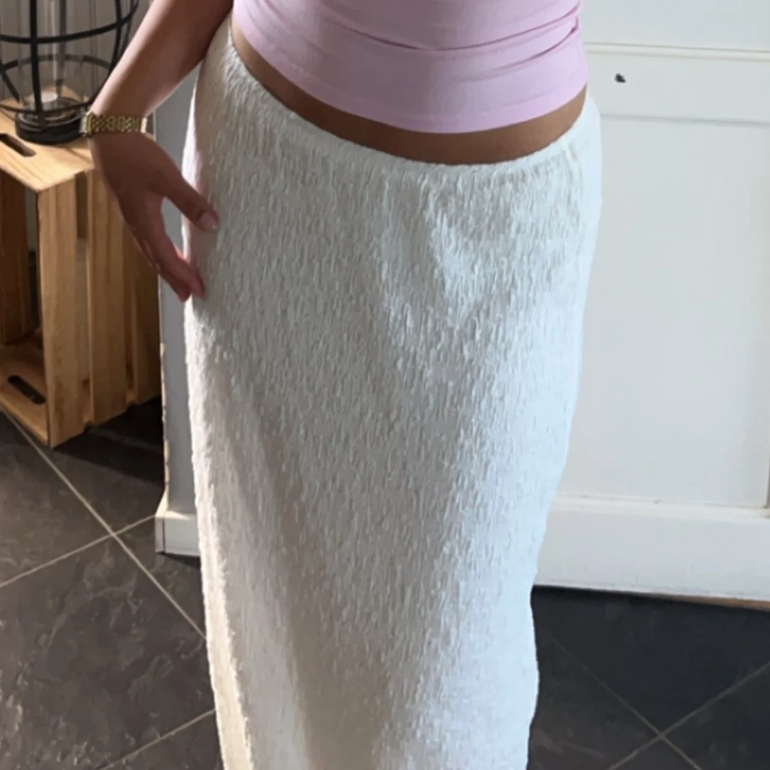 Vit långkjol i strukturerat tyg