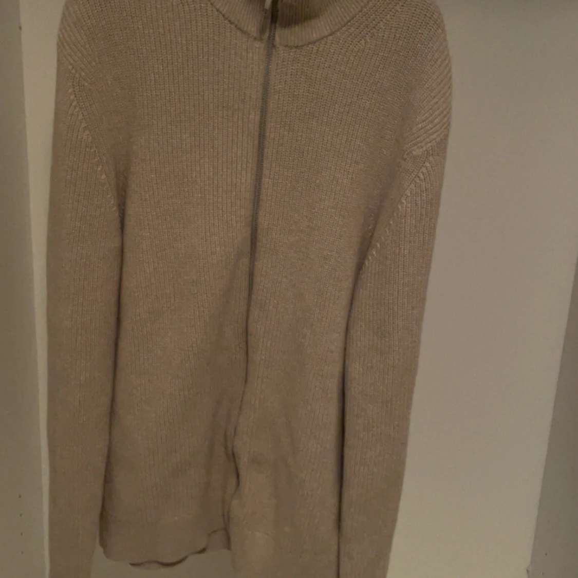 Beige stickad kofta med dragkedja - 1