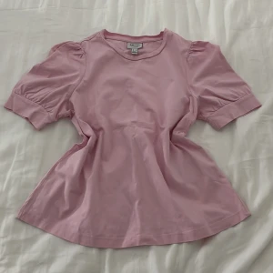 Rosa puffärmad topp från Vero Moda - Söt ljusrosa topp från Vero Moda med puffärmar och rund halsringning. Använd mycket få gånger så i väldigt bra skick🥰