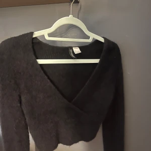 Stickad tröja - En stickad tröja som är ganska kort och v ringad💕