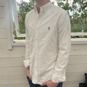 Vit Ralph Lauren skjorta - Jättefin Ralph lauren skjorta, inga tecken på användning eller svett fläckar, modellen är slim fit och sitter bra på kroppen, bara att skriva vid funderingar👌