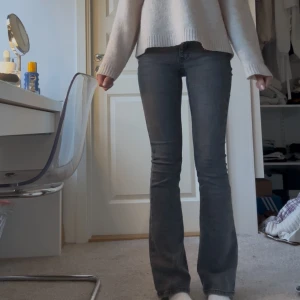 Grå bootcut jeans från Gina Tricot  - Säljer ett par gråa bootcut jeans från Gina Tricot. Jeansen har klassisk femficksdesign, normal passform upptill och utsvängda ben. Perfekta till vardags för en avslappnad men snygg look. Jag säljer de då de aldrig kommer till användning❤️