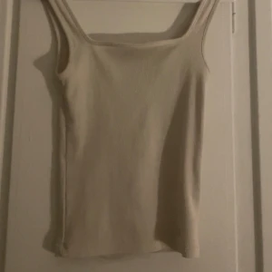 Topp från bikbok - Aldrig använt, perfekt till sommaren, ser lite vit-aktigt ut men de är beiget 