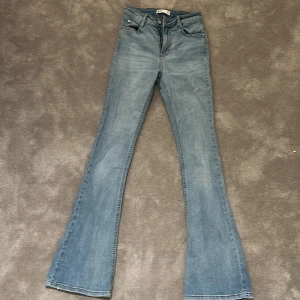 Blå bootcut jeans från Gina Tricot - Säljer ett par ljusblå bootcut jeans från Gina Tricot i storlek XS🌸pris kan diskuteras💞Inga hål🌸 skriv om ni vill ha fler bilder 💗