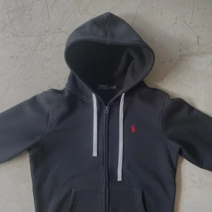 Polo Ralph Lauren Hoodie - Längd: 61,5 cm Bredd: 53 cm 📐 Är öppen för fler frågor angående storleken! 📌