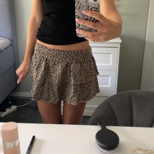 Leopardmönstrad volangkjol från H&M - Superfin kort kjol från H&M med leopardmönster och volang. Mjuk och skön bomullskvalitet. I storlek 158/164, passar mig som vanligtvis har storlek Xs. Använd fåtal gånger och i nyskick.