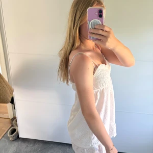 Mini sommar klänninh - En jätte fin kläning perfekt till sommardagarna! Finns inget märke. Den har fina unika detaljer som små blommor och den sitter jätte fint!