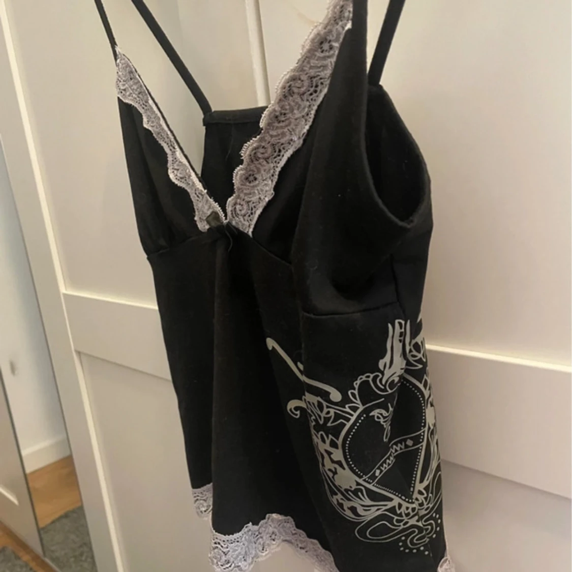 Svart linnetopp med spets och tryck - 1