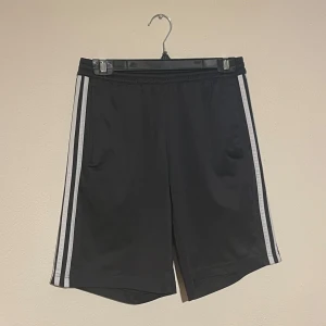 Träningsshorts - Shorts från Adidas i storlek S herr. Inga innershorts. Snören finns. Fickor framtill utan dragkedja. Använda mycket men fräscha.