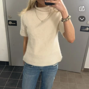 Vit polotröja i ullblandning - Super snygg kortärmad polo tröja i borstad kashmir ifrån Softgoat. 