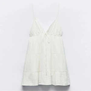 Drööööömig Vit klänning  - Jätte fin vit klänning från Zara som tyvärr blivit förliten 🥹🥹den är använd 5 gånger så den är i jätte bra skick!! Kom privat vid fler frågor elle bilder💓💓 !!PRISET DISKUTERAS VID SNABB AFFÄR!!