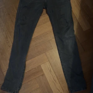 Replay Anbass - Säljer dessa fina replay anbass jeans eftersom de inte längre passar mig, använts max 2 gånger och har mycket att ge! Storlek 30,32. PM FÖR MER INFO📍