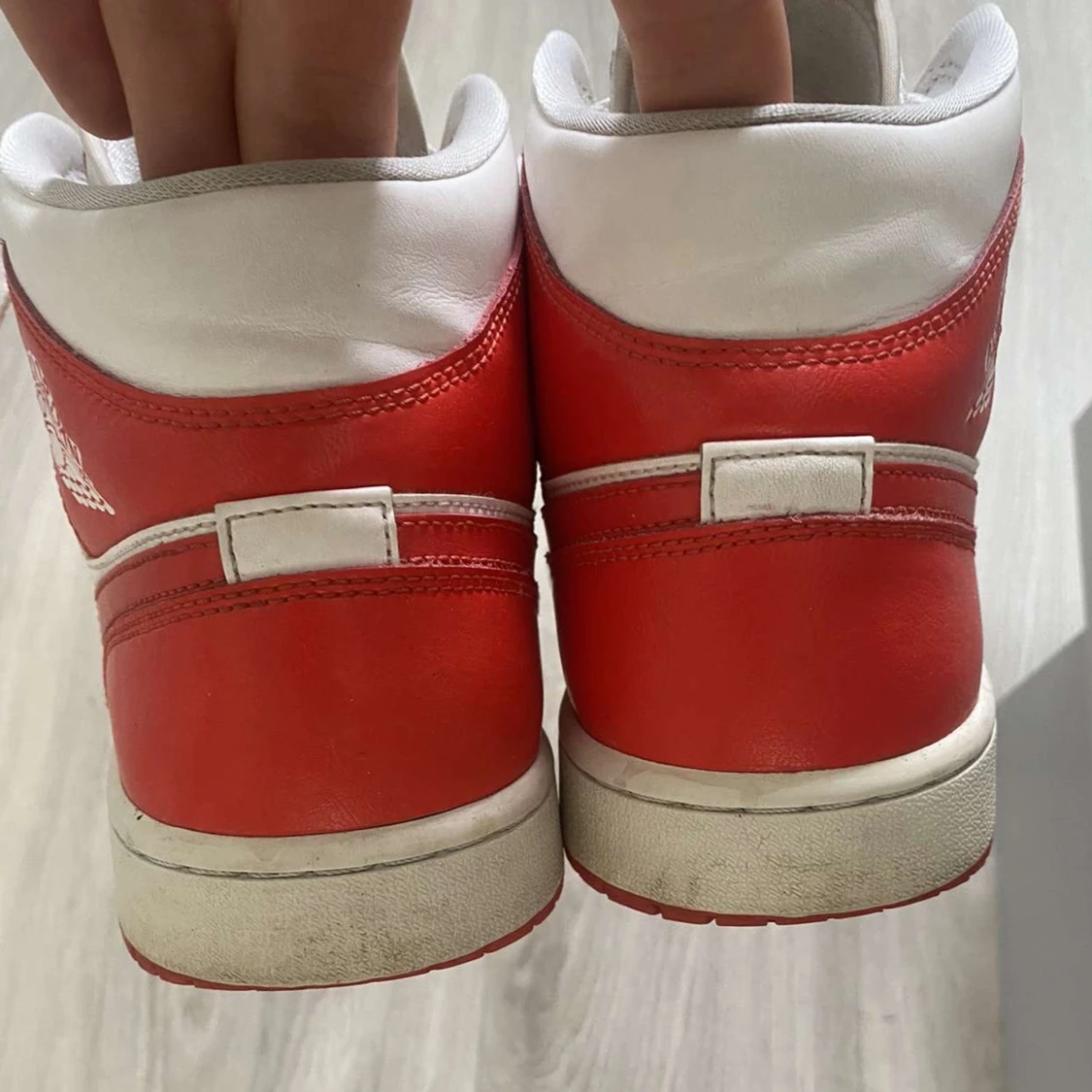 Nike Air Jordan 1 Mid röd/vit strl 44 - 4