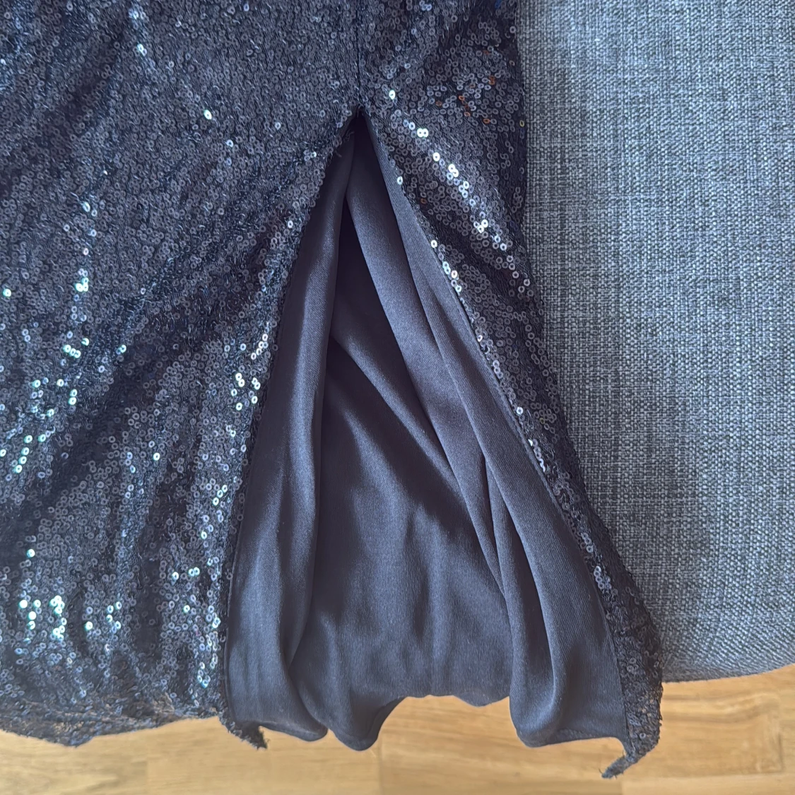 Svart glittrig långklänning NLY Trend - 1