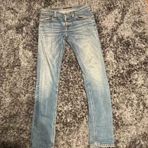 Ljusblå jeans från Nudie Jeans, W27 L32 - Säljer ett par ljusblå jeans från Nudie Jeans. Passar till dig som vill ha en schysst och avslappnad outfit. Pris kan diskuteras 