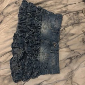 Jeanskjol med volanger  - Lågmidjad jeanskjol med volanger i storlek 32!!☺️