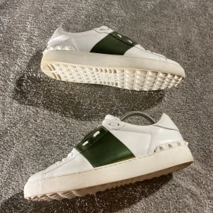 Valentino open - Hej! Säljer nu mina skor från märket Valentino, storlek 41  bra skick, givetvis äkta. Tveka inte på att höra av dig om du har frågor eller funderingar kring skorna! 