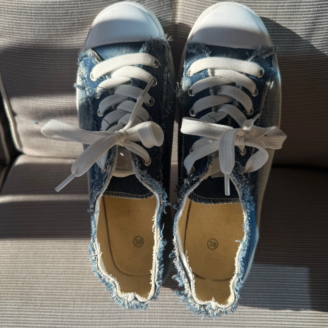 Blå jeanssneakers med fransad kant - 1