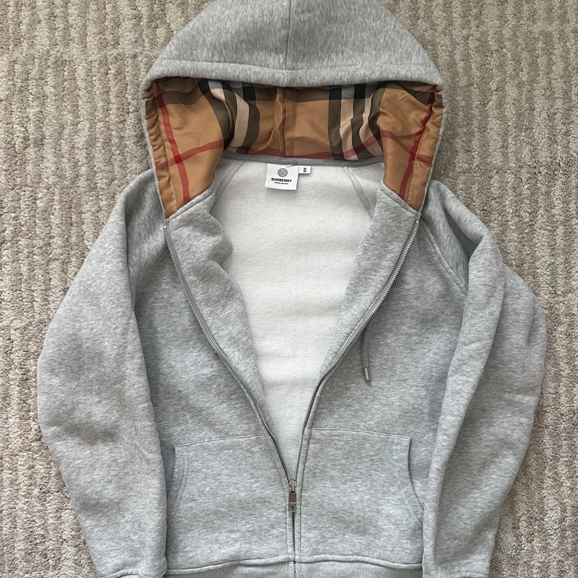 Grå hoodie från Burberry med huva