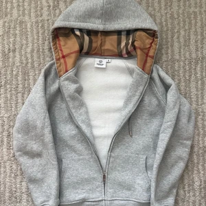 Grå hoodie från Burberry med huva - Storlek m passar s.