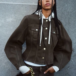 Mörkbrun jeansjacka med knappar - Super fin jeans jacka från H&M. Endast använd 1 gång🤍