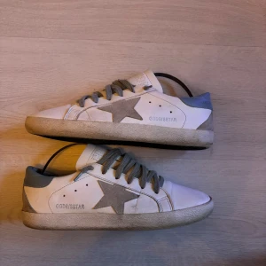 Golden goose - Säljer dessa snygga golden goose. Perfekt nu till sommaren eller vilken årstid som helst. Köpt på Plick så kan inte garantera att dom är riktiga. Skick 8/10 då texten har blivit lite fadead där back men det syns knappt. Skick dm för frågor. Fraktas inom 48 timmar. Pris är självklart diskuterbart😀