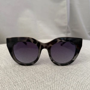 Solglasögon från le specs - Superfina solglasögon i grå sköldpaddsmönster som tyvärr inte är för stora för mitt ansikte 