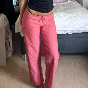 Lågmidjade korall linnebyxor  - Ett par sjukt snygga Lågmidjade byxor som passar perfekt under sommaren 😍passar mer som en storlek S