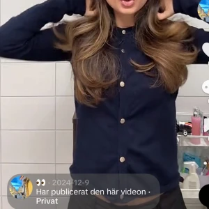 Mörkblå kofta med guldknappar - Snygg mörkblå kofta med stilrena guldknappar framtill. Klassisk rak passform och långärmad modell, perfekt att slänga över en t-shirt eller bära stängd. Enkel och tidlös design som funkar till många olika outfits.