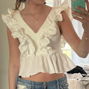 Vit volangblus  - Supersöt vit blus med volanger från H&M!🩷