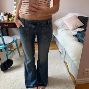 Lågmidjade bootcut jeans - Så snygga lågmidjade jeans! Långa i benen och nice fickor där bak! Strl 40 men passar en 38 skulle jag säga! 