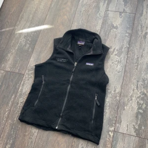 Patagonia väst! - En riktigt snygg svart fleece väst från Patagonia. Denna är perfekt nu till sommaren. Det är storlek S. Skicket är 8/10. Priset kommer vara 699kr, väldigt bra pris, men kan sänka vid snabb affär. Kontakta mig om ni är sugen eller intresserad. Löser frakt idag om ni köper innan 17.00