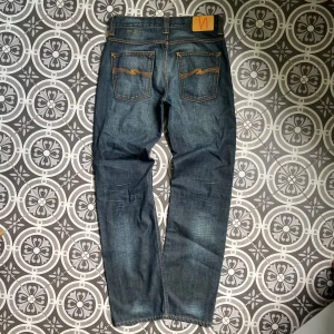 Nudie jeans  - Ett par sjukt snygga nudie jeans i model straight Sven i 8/10 skick utan hål eller revor✅ storlekn är 31/34. Skriv gärna vid frågor ✨ fraktas inom 48 timmar och snabbast går PostNord 📦