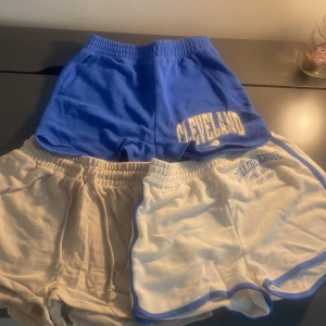 3-pack college shorts i bomull - Säljer tre par collegeinspirerade shorts i mjuk bomull. Du kan köpa alla tre för 100kr, eller ett par för 50kr. Jag knappt använt dom!
