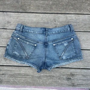 Lågmidjade shorts - Ett par skitsnygga lågmidjade shorts😍 som tyvärr är lite för små för mig💔 de är i storlek 38 men skulle säga mer storlek 36 (S). Jättebra skick och har fina detaljer!