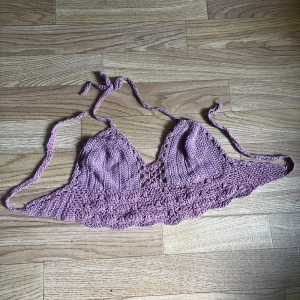 Ljuslila virkad croppad linnetopp - Superfin ljuslila virkad linnetopp med knytband i nacken och ryggen. Perfekt till sommaren! 🩷storlek uppskattad.