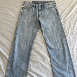 Ljusblå relaxed fit jeans från H&M - Säljer ett par ljusblå jeans från H&M i relaxed fit. Klassisk femficksmodell med raka ben och normal midja. Jeansen är tillverkade i bomull och har en snygg, avslappnad look som passar perfekt till sneakers och hoodie.
