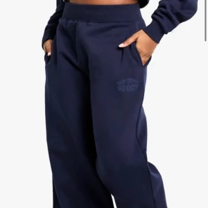 Mjukisbyxor  - Ett bar snygga mjukisbyxor! I stl L ! Säljer för att jag beställde fel storlek! Ensast testade! 150kr