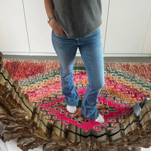 Ljusblå bootcut jeans lågmidjade  - Så najs utsvängda jeans, lowwaist 