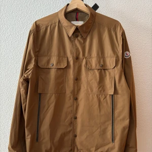 Moncler fieldjacket  - Moncler Matro size 3, 8/10 general wear! Retail pris 9500! Pris 3290⭐️ vid frågor och funderingar är det bara att hör av sig🙌