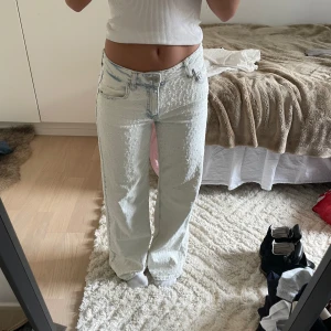 Ljusblå jeans med cool texture  - Säljer ett par skitsnygga ljusblå jeans från Pull&Bear med texture över hela byxan. Dem är i storlek 32, sitter skit snyggt😻😻🤩