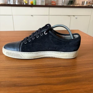 Lanvins Captoe SVART - Här kommer ett par Lanvins perfekt till dig som vill spicea upp sommaren! Måttlig defekt visad på första bilden där 2 öljetter fattas, men det går att fixa hur enkelt som helst hos en skomakare nära dig. Sulan är använd, men inga hål förekommer. Originalpris är 4299 kronor och säljs nu för 2000, priset kan diskuteras. Köpt på NK Stockholm 2023. Var god att skriva om du har några frågor!