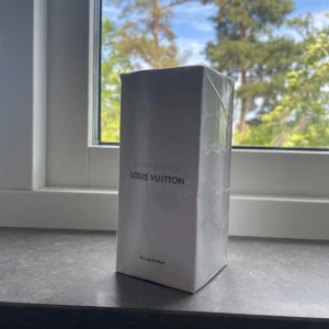 Louis Vuitton Imagination parfym - Lyxig parfym från Louis Vuitton, Imagination Eau de Parfum. Kommer i elegant vit rund förpackning med silverdetaljer och tydlig branding. Magnetisk lock på flaskan (kontakta för bevis). Parfymen passar för alla tider på året men bäst för våren o sommaren:). 