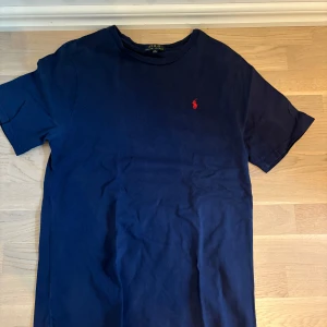 T-Shirts, olika märken!  - Hej, säljer ju mina T-shirts då jag inte passar storleksmässigt i dom.  Storlek på följande plagg är  Ralph Lauren: XL(18-20). Lyle Scott (Båda): L. Backsideclub: L. Axel Arigato: L. 