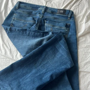 Blå bootcut jeans från LTB - Snygga blå jeans från LTB med bootcut passform och låg midja. Dom är nersydda lite för en bättre passform. Passar perfekt för mig som är 160cm. Hör av dig vid frågor❤️